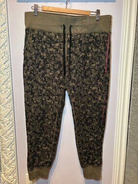 LuluLemon Joggers Camo Colours Pink leg Zipper Size 12 NEW